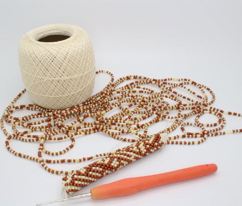 Häkelkette, Halskette, Collier aus Miniperlen Schlauchkette Schmuckkette festlicher Schmuck gehäkelte aus 3.750 Perlen rot weiß  #1756824201