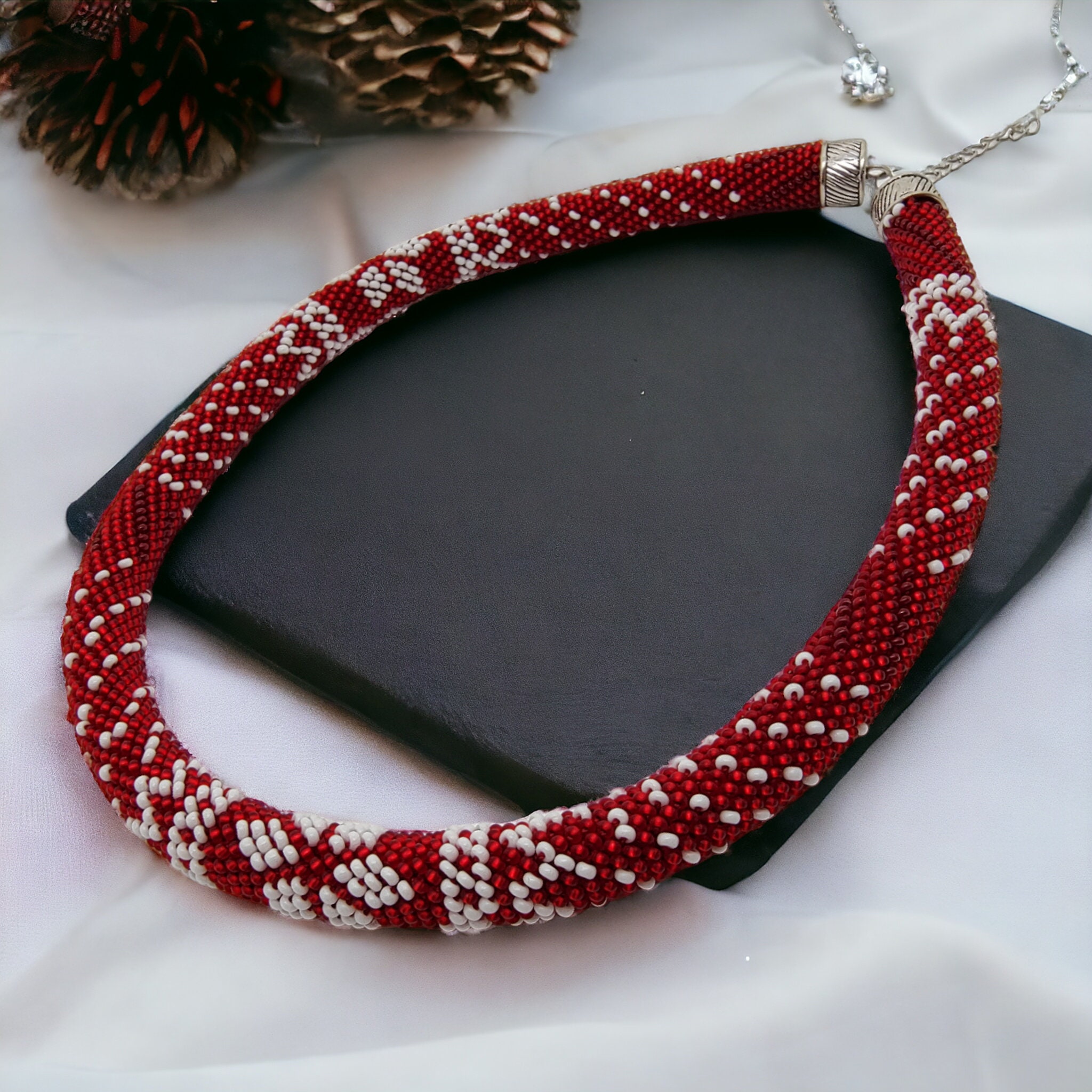 Häkelkette, Halskette, Collier aus Miniperlen Schlauchkette Schmuckkette festlicher Schmuck gehäkelte aus 3.750 Perlen rot weiß  #1756824201